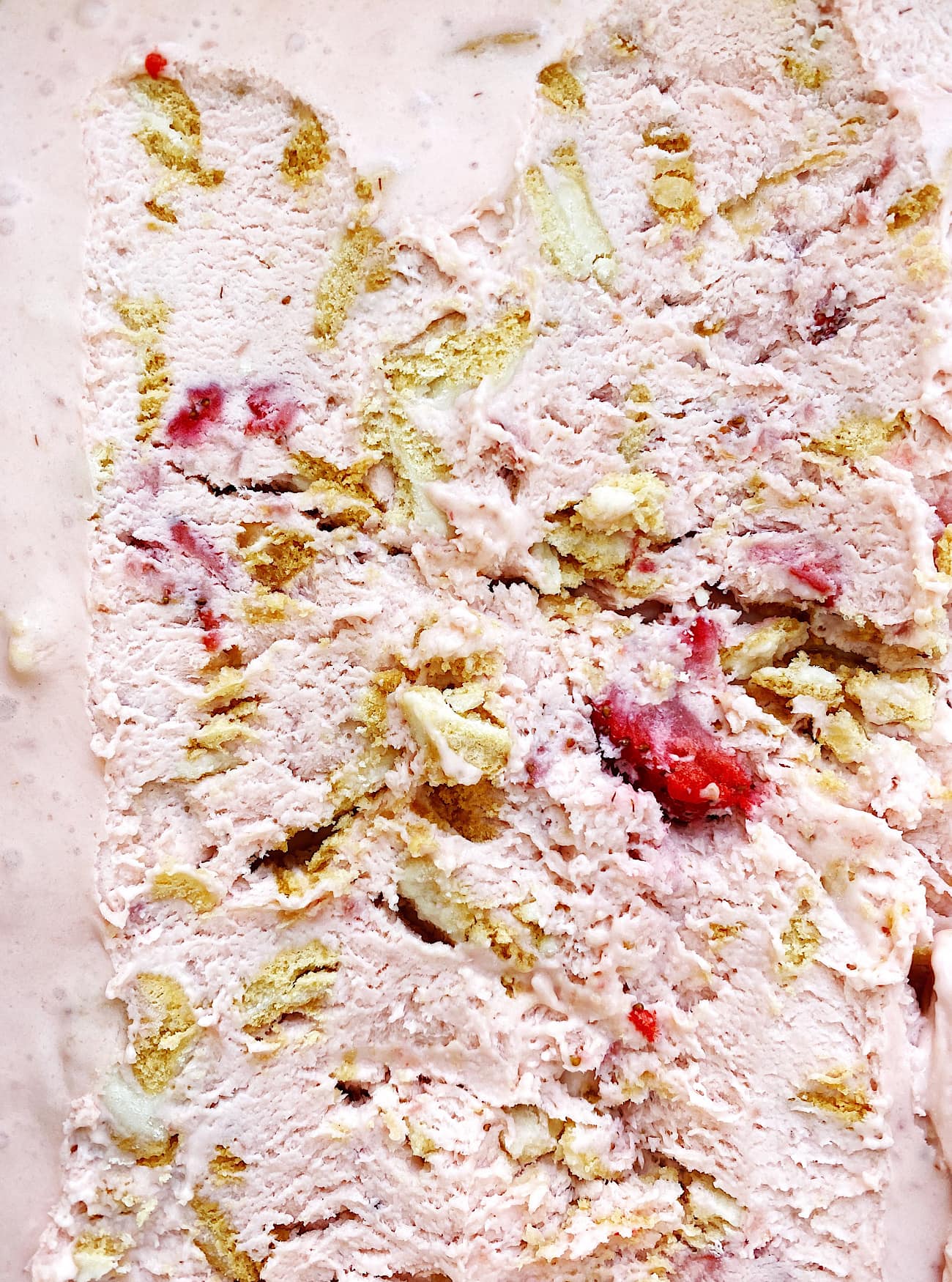 NO-CHURN STRAWBERRY CRUNCH ICE CREAM