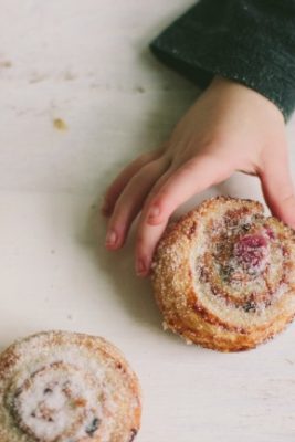 https://www.thevanillabeanblog.com/wp-content/uploads/2013/04/raspberry-sugar-buns-1-of-1blogsize-267x400.jpg