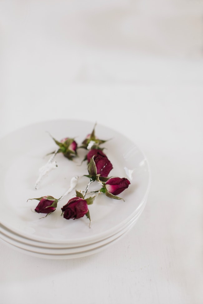 Roses for decorating a layer cake