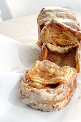 apple cider pull-apart bread on white table