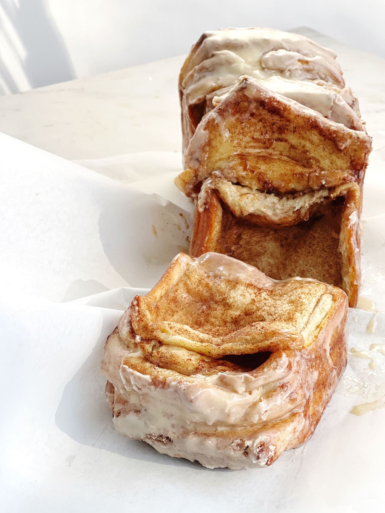 apple cider pull-apart bread on white table