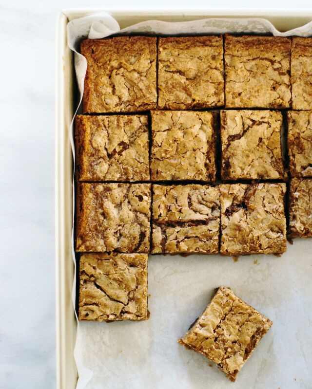 ⭐️ Coffee Blond Brownies! Sharing your 5 favorite recipes on The Vanilla Bean Blog this year, and these delicious, coffee infused bars come in at #5. I’ve been making them since my @blueheroncoffeehouse days; it’s been a faithful recipe for over 20 years. I find them perfect for any time and place, but I have especially fond memories eating one during the late afternoon when my barista shift ended, and the long winter had finally turned to spring. I’d devour it alongside an iced latte, soaking in the sun I had missed out on for 6 long months. ⁣
⁣
You can find the RECIPE via the link in my profile (and also in my 1st book and an elevated Espresso-caramel Blondie recipe in 100 Cookies)!⁣
⁣
⁣
•••••⁣
#bakingblog #coffeerecipes #chocolatechipbars