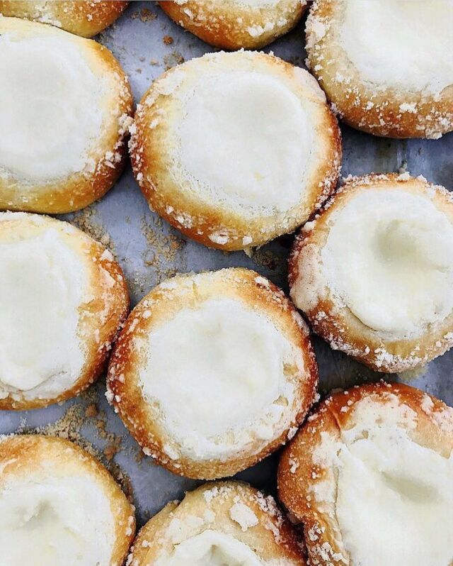 I would like these for breakfast tomorrow, please. Kolaches! This Czech pastry is a sibling to the Danish, filled with sweet cream cheese and the slightest hint of lemon. 

Link to the RECIPE in my profile! Adapted from the @testkitchen Bread Illustrated cookbook.