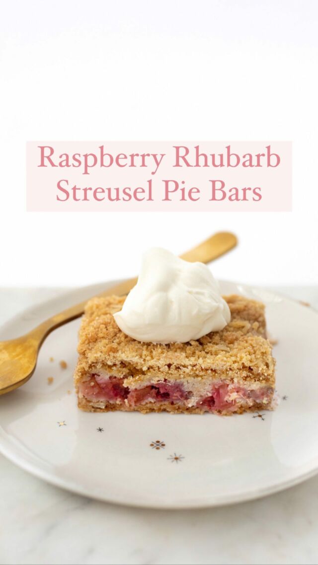 ❤️ New recipe! Raspberry Rhubarb Streusel Pie Bars, the perfect introduction to Spring baking, made in partnership with @Lodgecastiron, using their 9x13 Casserole Pan. I love the sweet-tart, jammy filling with the buttery press-in crust, and oat streusel topping that adds a nice crunch. ⁣
⁣
💫 ​Link to the RECIPE is in my profile.⁣
⁣
Using cast iron for baking ensures a crisp crust and even baking, and the handles make it easy to get the pan in and out of the oven. Plus it's highly versatile and lasts forever! ​⁣
⁣
•••••⁣
#castironbaking #lodgecastiron #rhubarbseason #bakingrecipe #rhubarbpie⁣