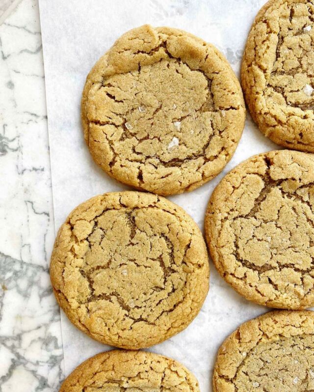 ⭐️ new on the blog: Perfectly Chewy Peanut Butter Cookies! The recipe comes from @jessiesheehanbakes great new cookbook, #SnackableBakes, and I’ve made them several times now. The cookies are intensely peanut buttery, with crisp edges and a tender, chewy center. The salt both in the cookie and sprinkled on top before baking adds even more flavor depth. They remind me of a peanut butter cookie you’d expect from a bakery, yet they’re easy to make at home.⁣
⁣
Link to the RECIPE in my profile! ⁣
⁣
________________⁣
#peanutbuttercookies #bakingblog #cookierecipe #bakingcookies