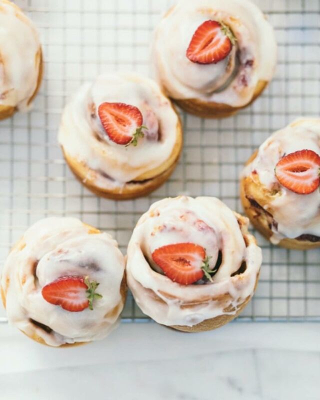 🍓 With a cool Spring here in Minnesota, our strawberry season is just arriving, but always worth the wait. These⁣⁣
Strawberries + Cream Morning Buns are a family favorite, made with no-knead sweet brioche dough, a quick strawberry jam, and cream cheese icing. They taste like strawberry shortcake in breakfast form. Such a treat. ⁣⁣
⁣⁣
Link to the recipe in my profile! ⁣⁣
⁣⁣
⁣⁣
_________⁣⁣
#briochebuns #strawberrypicking #breakfastpastry #nokneadbread