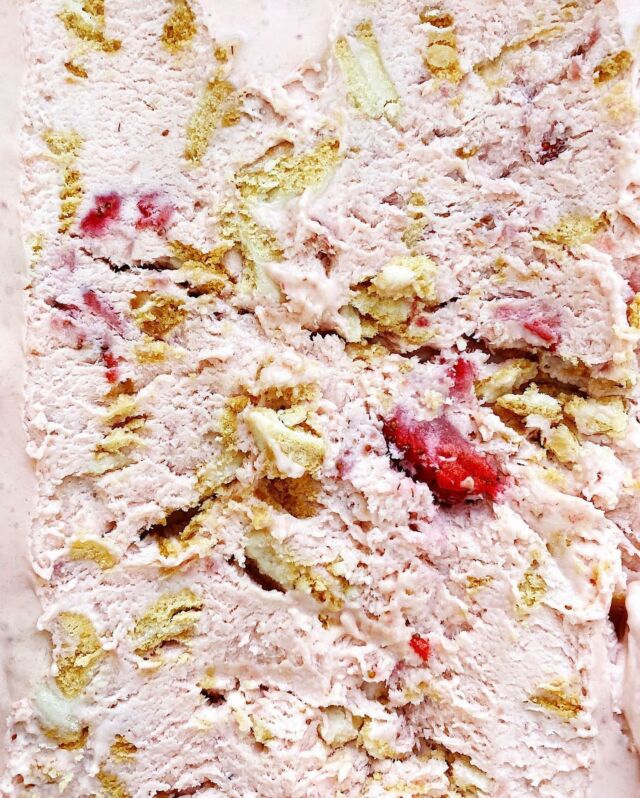 🍦new! Strawberry Cookies and Cream No-Churn Ice Cream, with crushed vanilla sandwich cookies. 🍓 This recipe has both fresh and freeze dried strawberries for deep berry flavor. I love how creamy and fruity it is, with the right amount of crunch, too.⁣
⁣
Link to the recipe in my profile!
