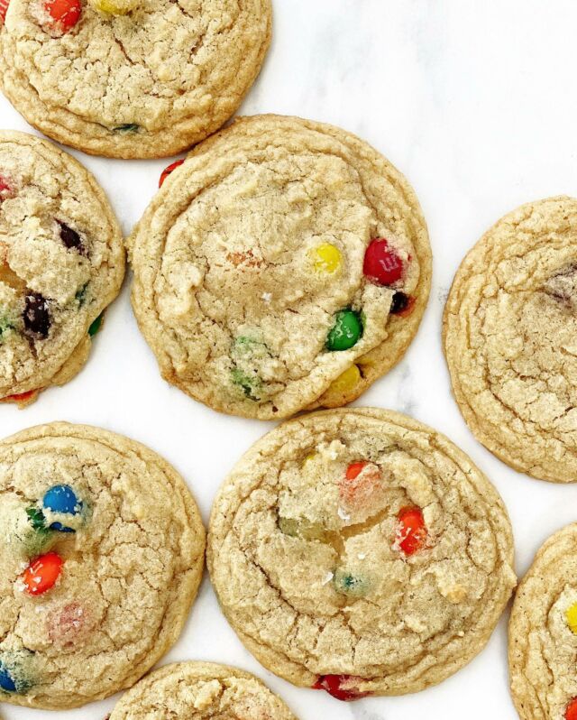 🍪 new recipe! Soft and Chewy M&M Cookies, because there is always a need for a nostalgic cookie that doesn’t require much work or pretension. At least, that’s what my kids tell me on a weekly basis. They request these cookies often and I’m always happy they do, as I love them too. The bit of crunch from the candies is welcomed, and I find that milk chocolate works perfectly in these soft baked cookies. ⁣⁣
⁣⁣
Link to the RECIPE in my profile!⁣⁣
⁣⁣
⭐️⭐️ p.s. This is the 1st of 4 (!) new cookies recipes I’ll be sharing over the next 4 weeks as I tend to bake more treats that are ready for the kids when they get home from school, and maybe you do too. ❤️⁣⁣
⁣⁣
___________⁣⁣
⁣⁣
#mandms #cookierecipe #softbatchcookies #cookiejar