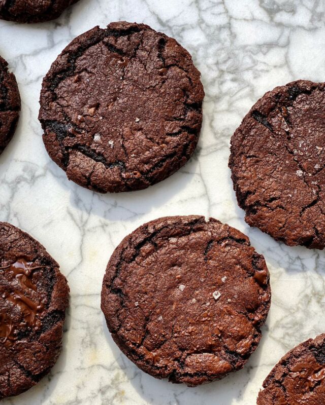 🍫 new recipe! Ultimate Chocolate Cookies, for all my fellow chocolate lovers. The combination of two different kinds of @ghirardelli chocolate and cocoa powder is superb; the chocolate flavor is deep and dark thanks to the cocoa and dark wafers, and the milk chocolate adds a creamy, light contrast. These cookies are rich and delicious, with a sprinkle of flaky salt to finish. ⁣⁣
⁣⁣
I'm very excited about Ghirardelli's professional line of chocolate; there are more varieties to choose from, and the bigger bags are perfect for recipe testing, holiday baking, and snacking! The 5 pound bags have honestly been more economical for me (and maybe you, too) with the increase in chocolate prices and holiday baking season beginning. I know I will be going through a lot of chocolate in the next few months! And their Majestic Cocoa Powder is incredible. When I was recipe testing with it, I noticed the difference with one bite of the cookies. Ghirardelli uses the heart of the cacao bean, called the nib, to create this premium dutch-processed cocoa. ⁣⁣
⁣⁣
🍫 Link to the recipe in my profile!⁣⁣
⁣⁣
⁣⁣
#Ghirardelli #cookierecipe #cookiejar #allthechocolate