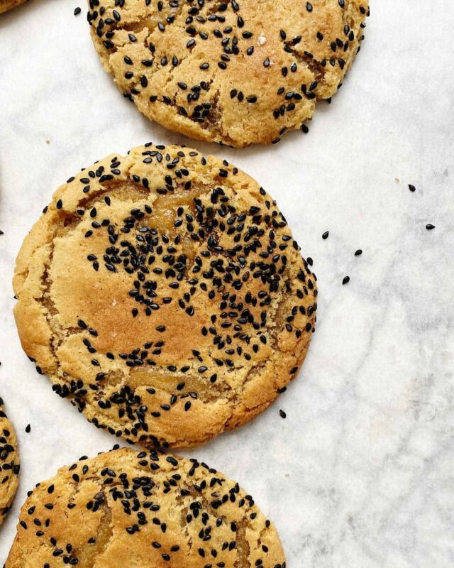 *New* recipe! Chewy Brown Sugar Toasted Sesame Cookies; with crisp edges and a gooey, chewy center. The caramel-y notes from the dark brown sugar and toasted sesame oil are delicious together, and the sesame seeds add the right amount of crunch. I had to freeze half the batch so that I would stop eating them, they’re that good. ⁣
⁣
Many of you love my Brown Sugar Cookies and my Pan-banging Sesame Cookies, so I took inspiration from both of those recipes to create this one. I did leave out the chocolate here, finding that the flavor was perfect without it. ⁣
⁣
❤️ Link to the recipe in my profile!

••••
#cookierecipe #sesameoil #bakingcookies #sesameseeds