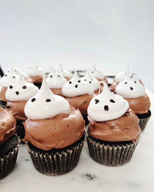 Having way too much fun making ghost meringues lately. 👻🧡 Here they take center stage as a Halloween cupcake army; enjoy the evening, friends! ⁣
⁣
(I used the Chocolate Gift Cake recipe that is my #BakingfortheHolidays cookbook, and filled the cupcake cavities halfway with batter. Then topped with the chocolate buttercream that is also in that recipe and meringue ghosts.)