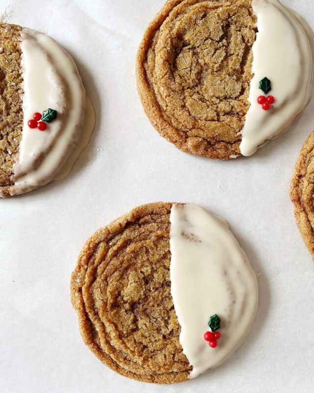 ⭐️ Day 3 of 24 cookies! Pan-banging Ginger Cookies dipped in rum-butter glaze. The dipping and holly sprinkles inspired by @pinchofyum and glaze from  @helen_goh_bakes! Crisp, ripply edges, a tender center, and a balanced mix of holiday spices make for a fabulous ginger cookie. These cookies are large, but look lovely in a cookie box along with smaller treats for a nice mix. 

❤️💚❤️ Link to the RECIPE in my profile! (And recipe card includes link to the holly sprinkles.) 

#gingercookies #panbanging #holidaycookies #cookiebox #cookierecipe #cookierecipes #christmascookie