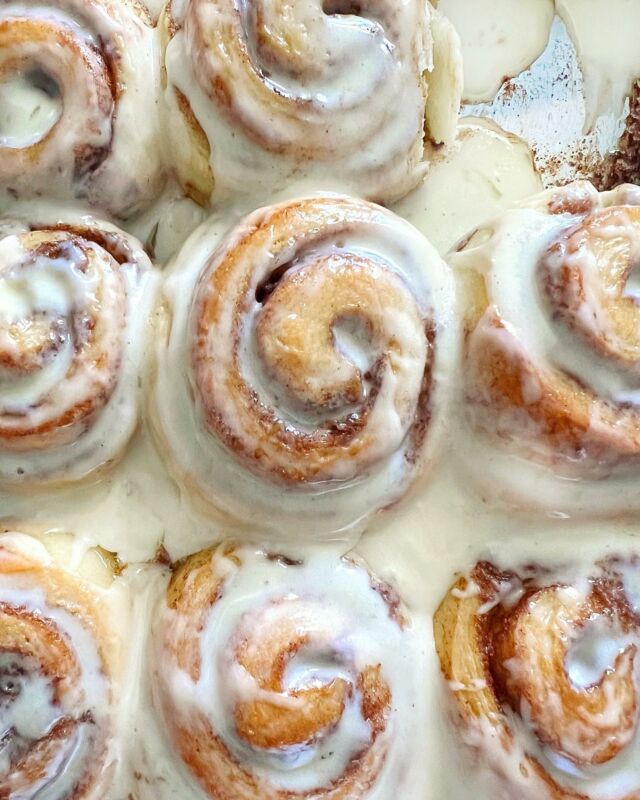 Can’t think of a better new year’s weekend breakfast. ❤️ Link to my Pillowy Cinnamon Roll recipe in profile!