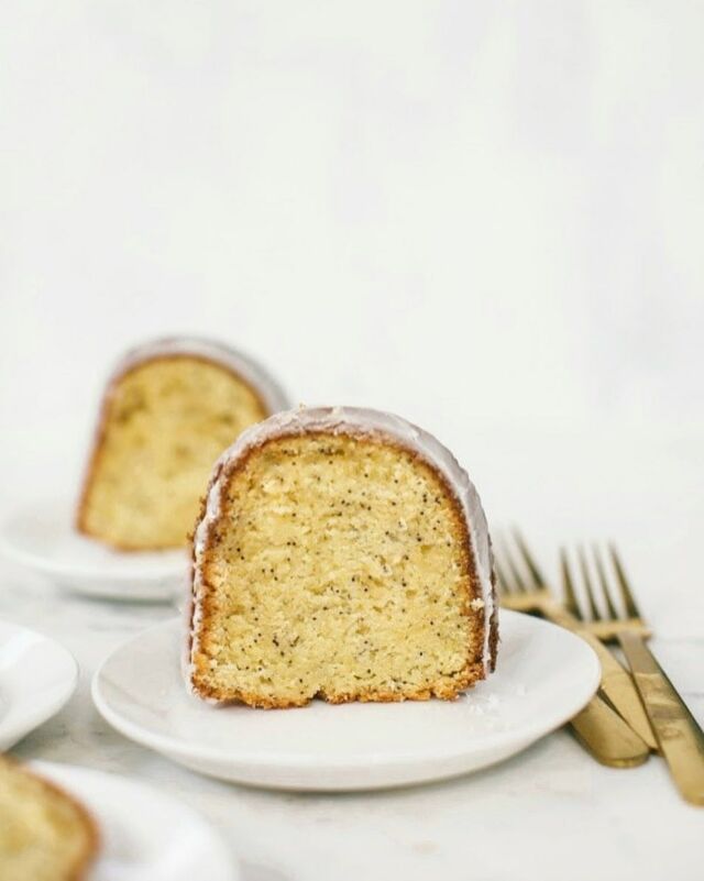 🍋 Lemon Poppy Seed Bundt Cake! So tender, moist, and full of lemon flavor. I really love the cream cheese in the base of the cake, and the tiny crunch from the poppy seeds. It’s inspired by @yossyarefi’s citrus Bundt cake in her beautiful book, Sweeter Off the Vine. 

Link to the recipe in my profile!

________________
#lemoncakes #lemonpoppyseed #bundtcakes #cakerecipe