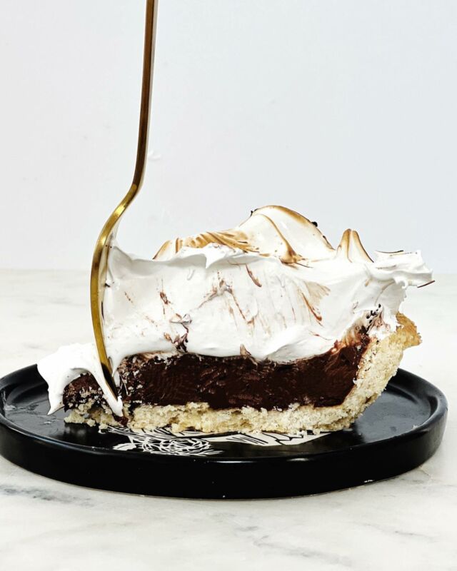 Happy Pi(e) Day! This New-Fashioned Chocolate Meringue Pie recipe is ready for you on the blog. Link is in my profile. ❤️