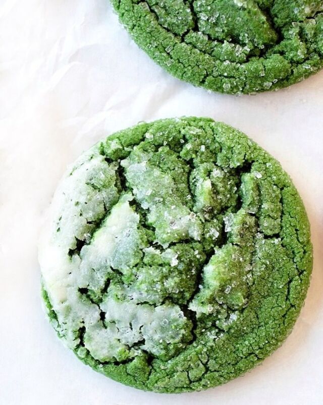 Minty Cream Cheese Sugar Cookies! 🍀 I've never had the good fortune of visiting Ireland, but I do have a tiny sliver of Irish in me (my mom is doing a deep-dive into our ancestry, so I'm learning all kinds of things about the previous generations) and hope to one day make it to the country of rolling green hills and incredible food and pastries. So we celebrate St. Patrick's Day with these.

The cookie base here is my favorite sugar cookie: soft with crispy edges. It’s vanilla and chocolate, with a hint of cocoa and mint extract! The cream cheese swirl is beautiful and adds a nice creamy bite, along with tanginess to cut the sweetness.

🍀 Link to the recipe in my profile!