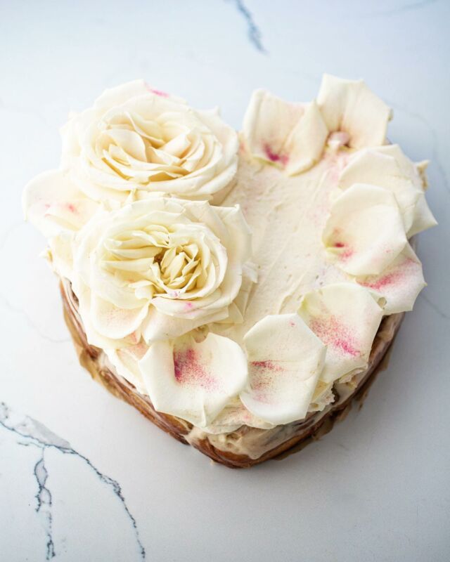 ❤️ Heart-Shaped Buttermilk Cinnamon Rolls! These would be lovely for Mother’s Day. I have always wanted to make heart-shaped cinnamon rolls after seeing zoebakes do them every year and decided to try it out with my Buttermilk Cinnamon Rolls from #100MorningTreats. I have been so inspired by violetcakeslondon ‘s beautiful floral cake arrangements, and went for it here, along with a dusting of freeze-dried fruit powder. 
 
To make: I baked twelve cinnamon rolls in a 10 in [25 cm] heart-shaped aluminum cake pan. I did my usual trick of lightly coating the cinnamon rolls with a small amount of cream cheese icing so they stay soft, but then let the rolls cool to room temperature. I then coated the top with the rest of the icing, and decorated with organic rose petals (make sure any flowers you are using are safe to use). I then dusted plum powder from soschefs gently over the rolls. 

⭐️ The buttermilk cinnamon roll recipe is linked in my profile!