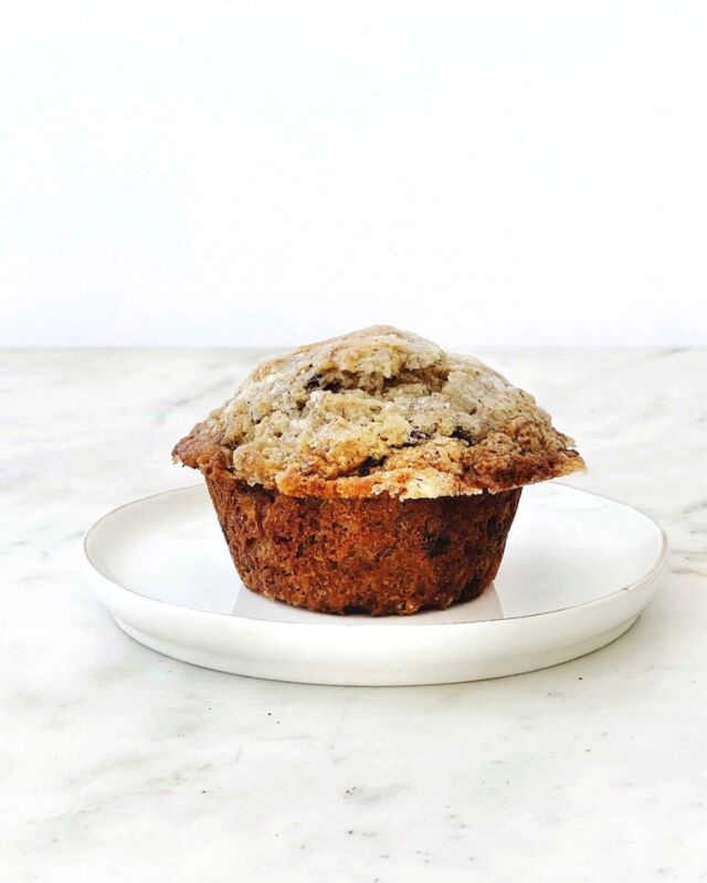 💛 new! One-Bowl Espresso Banana Muffins. These flavorful muffins are a nod to what makes a perfect morning in my opinion; coffee and a sweet treat. The crumb is soft and moist with rich banana flavor and espresso powder for depth. I threw some mini chocolate chips in too, for good measure. ❤️

Link to the recipe in my profile.

___________
#muffinrecipe #bakingathome #bananamuffins #bananamuffin
