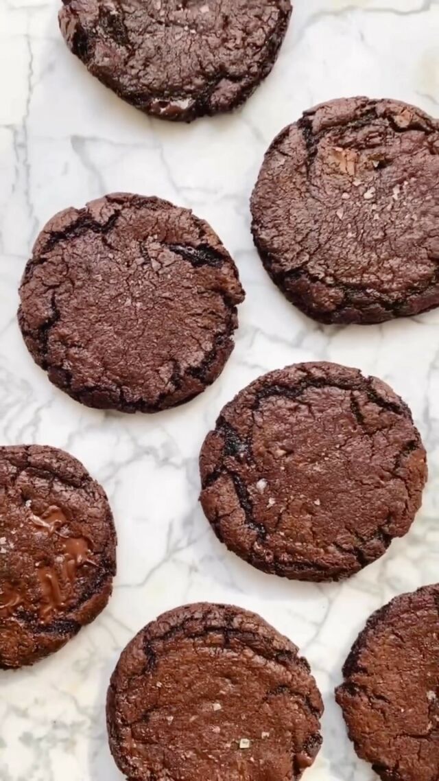 My most chocolate packed cookie. ❤️ Have you made these yet? Link to the recipe in my profile!

•••••••••••••
#chocolatecookies #cookierecipe #cookiejar #bakingathome