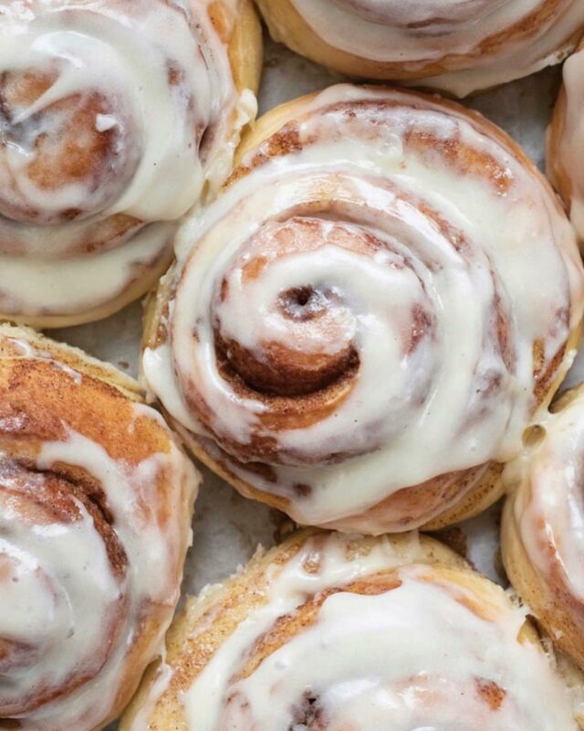 Good morning! I love seeing all of your cinnamon roll pictures on the weekends. Here are mine - they just came out of the oven. ❤️

Link to the recipe in my profile!

________________
#weekendbaking #bakingathome #cinnamonbuns #sweetdough