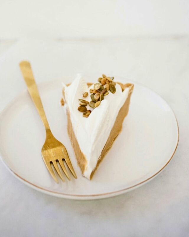 Homemade Pumpkin Pie with Whipped Cream! It is dreamy-creamy, made with heavy cream + crème fraîche, and boasting of pumpkin flavor. I decorated the pie with fresh whipped cream and roasted pepitas; I personally love the crunch they give.⁣
⁣
✨ Link to the RECIPE is in my profile, and I also have a Brûléed Pumpkin Pie recipe there, too!