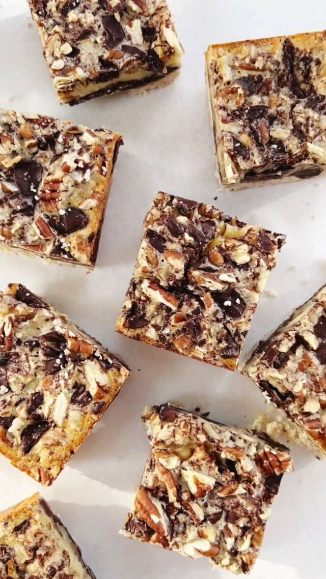 ⭐️ Chocolate Pecan Pie Bars! Easy to make and everything you love about pecan pie, with sweetened condensed milk poured over the top before baking and the addition of a rich chocolate layer. The simple pat-in-the-pan crust is the perfect base.
⁣
🥧 Find the link to the RECIPE in my profile!

_______________ 
#piebar #pecanpie #pecanpiebars #pecan #pecanpies #bakingrecipe #bakingblog #chocolatepecanpie