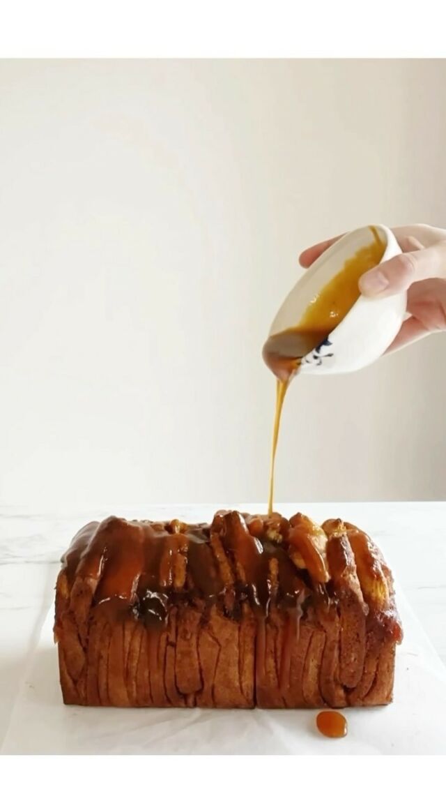 ⭐️ new! Pumpkin Caramel Pull-Apart Bread. Many of you have been making my Apple Cider Pull-Apart Bread (yay!), so I came up with a pumpkin flavored one since we have now moved into November. I use a Pumpkin Caramel recipe (no candy thermometer needed, it’s easy!) from my book, #100MorningTreats, which is incredible paired with the fluffy, soft bread that’s also fun to eat, pulling apart each delicious slice. The sugar filling for the dough has cinnamon, ginger, and nutmeg giving it warm flavor throughout. 

Link to the recipe is in my profile!

••••••••••••••
#caramelbread #pumpkinrecipes #bakingathome #breadrecipe #pullapartbread