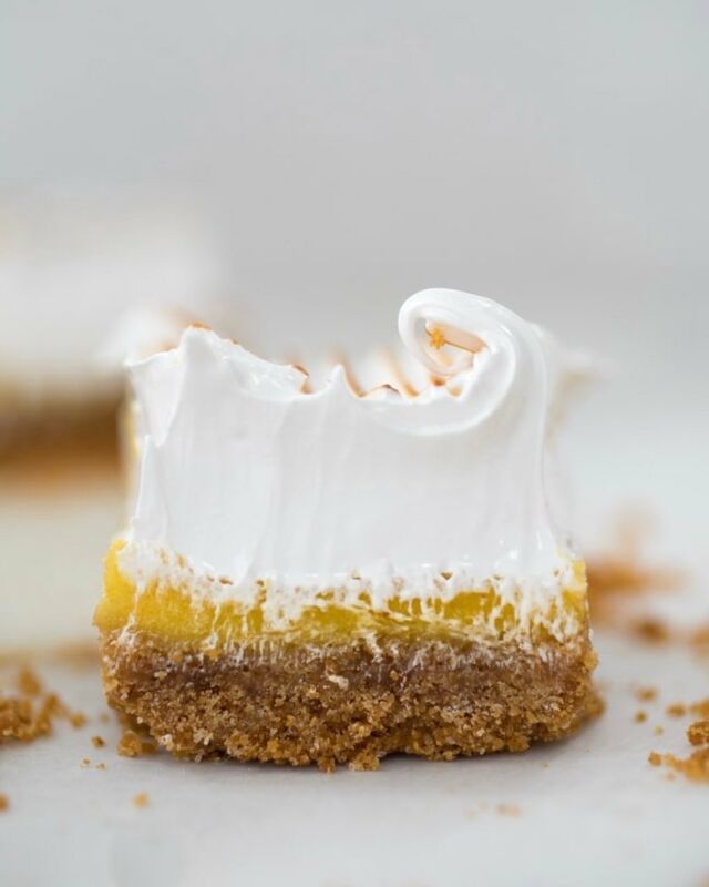 🍋The best of lemon meringue pie, made into bars! With toasted meringue, a creamy, tart filling, and graham cracker crust. This recipe uses a whole meyer lemon to enhance the citrus flavor and is from @susanspungen’s book, Open Kitchen. 
🍋 Link to the recipe in my profile.
_____________
#meyerlemon #bakingrecipes #citrusseason #lemonbars #lemonrecipes
